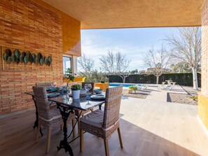 Outdoor dining - Beautiful private villa for 10 guests with WIFI, private pool, A/C, TV, patio and pets allowed (Deltebre)
