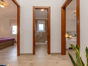5 bedrooms, travel cot, free WiFi