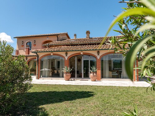 Beautiful private villa for 9 people with WIFI, A/C, private pool, patio and pets allowed