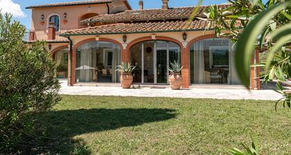 Beautiful private villa for 9 people with WIFI, A/C, private pool, patio and pets allowed