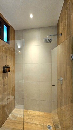 Classic Studio Suite | Bathroom | Shower, rainfall showerhead, hair dryer, towels - Blanko Living (Playa del Carmen)