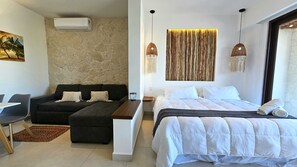 Studiosuite – classic | Individuelt dekorert, individuelt innredet og skrivebord for bærbar PC