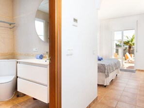 4 habitaciones, tabla de planchar con plancha y cuna de viaje