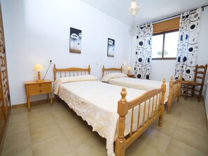 4 habitaciones, tabla de planchar con plancha y cuna de viaje