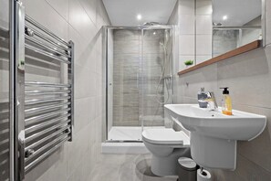 Ducha, secador de pelo, toallas, jabón