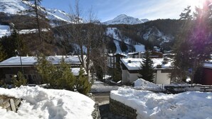 A snow-covered mountain village with stone walls and buildings. - Lovely apartment for 5 people with WIFI, TV and terrace (Madesimo)
