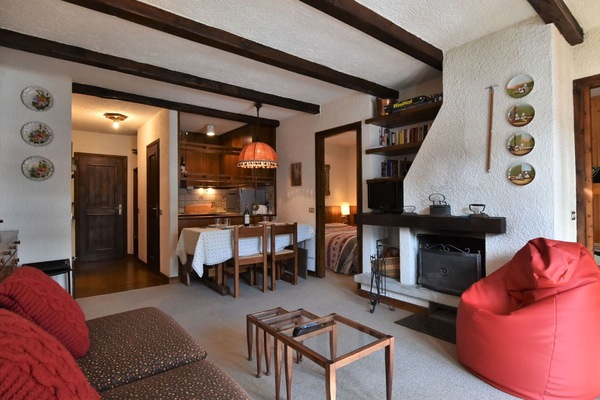 Pflanze, Gebäude, Himmel, Fenster, Baum, Haus, Grundstueck, Nachbarschaft, Urban Design, Wohngebiet