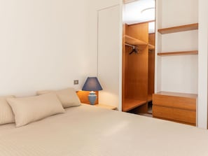 2 bedrooms, iron/ironing board, travel cot, free WiFi