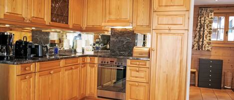 Mikrobølgeovn, ovn, opvaskemaskine, højstol