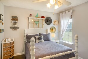 3 bedrooms, desk, travel crib, internet