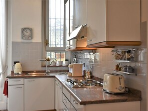 Mikrobølgeovn, ovn, oppvaskmaskin og brødrister