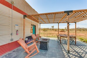 Outdoor dining - Quiet Oasis w/ Hot Tub: 21 Mi to Joshua Tree! (Landers)