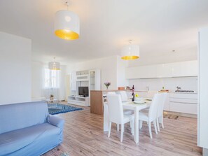 TV - Nice apartment for 7 guests with WIFI, A/C, TV, patio and pets allowed (Torre Del Lago Puccini)