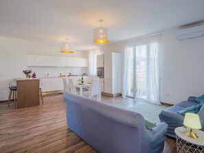 TV - Nice apartment for 7 guests with WIFI, A/C, TV, patio and pets allowed (Torre Del Lago Puccini)