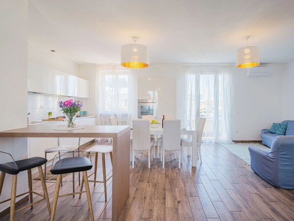 Dining - Cosy apartment for 7 guests with WIFI, A/C, TV, patio and pets allowed (Torre Del Lago Puccini)