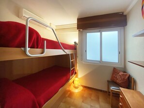 3 bedrooms, iron/ironing board, travel crib, free WiFi - Cosy apartment for 6 people with WIFI, A/C, TV and terrace (Castell-platja D'aro)