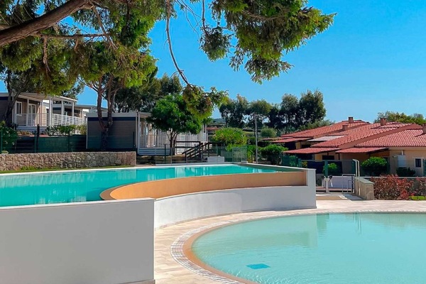 Wasser, Pflanze, Himmel, Eigentum, Schwimmbad, Azurblau, Baum, Gebäude, Schatten, Freizeit