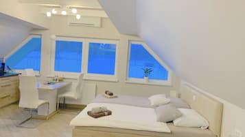 1 habitación, tabla de planchar con plancha y cuna de viaje