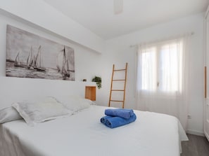 3 chambres, fer et planche à repasser, lit de bébé portatif