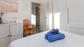 A hotel room with a bed, a chair, a desk, and a painting on the wall. - Cosy apartment for 6 people with WIFI, pool, TV and terrace (Castell-platja D'aro)