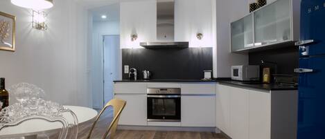 Kühlschrank, Mikrowelle, Herdplatte, Geschirrspüler