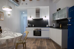 Fridge, microwave, stovetop, dishwasher - PRIMERO A - 1 A - APARTAMENTOS ALMADA - Plaza del Pilar (Zaragoza)