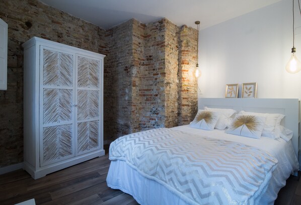 1 habitación, tabla de planchar con plancha, wifi y ropa de cama