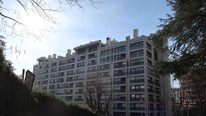A multi-story building with a modern architectural design, featuring a series of balconies and large windows. - Lovely apartment for 6 people with WIFI, pool, TV, balcony and panoramic view (Le Petit-saconnex)