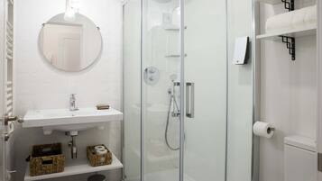 Een haardroger, handdoeken