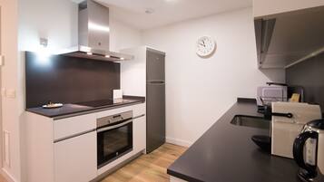 Køleskab, mikrobølgeovn, kogeplade, opvaskemaskine