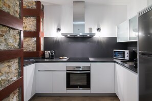 Fridge, microwave, stovetop, dishwasher - PPRINCIPAL D - PD - APARTAMENTOS ALMADA - Plaza del Pilar (Zaragoza)