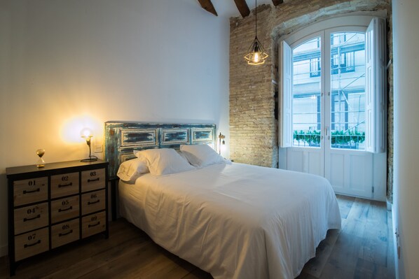 1 bedroom, iron/ironing board, WiFi, bed sheets - PPRINCIPAL D - PD - APARTAMENTOS ALMADA - Plaza del Pilar (Zaragoza)