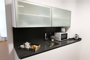 Kylskåp, mikrovågsugn, spishäll och diskmaskin