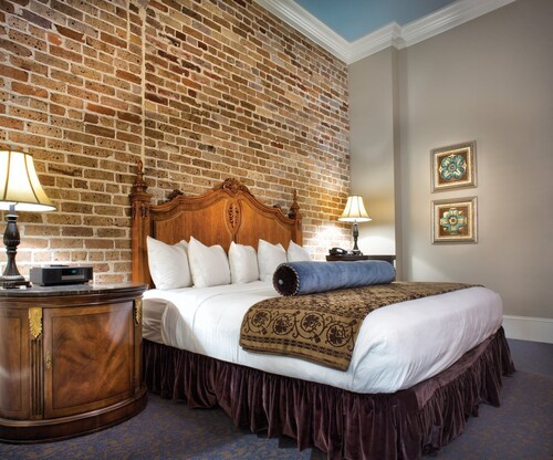 2 Bedroom Lock-off Suite in Downtown New Orleans for Super Bowl 2025