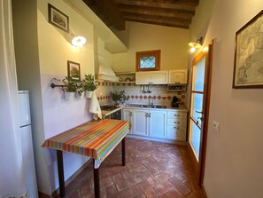 Mikrobølgeovn, ovn og høy barnestol