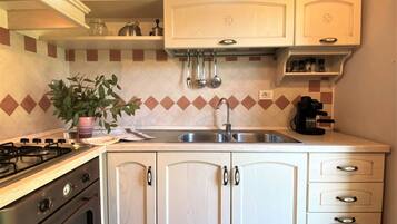 Micro-ondes, four, chaise haute