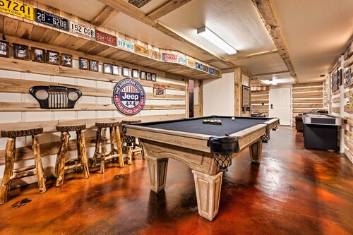 Dollywood Tickets! Rustic 3-bdrm Cabin: 4 Acres!🌄