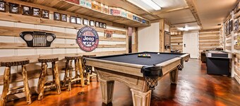 Dollywood Tickets! Rustic 3-bdrm Cabin: 4 Acres!🌄