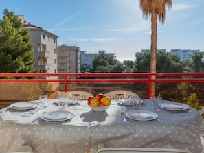 Outdoor dining - Beautiful apartment for 4 people with A/C, WIFI, pool, TV and balcony (Miami Platja)