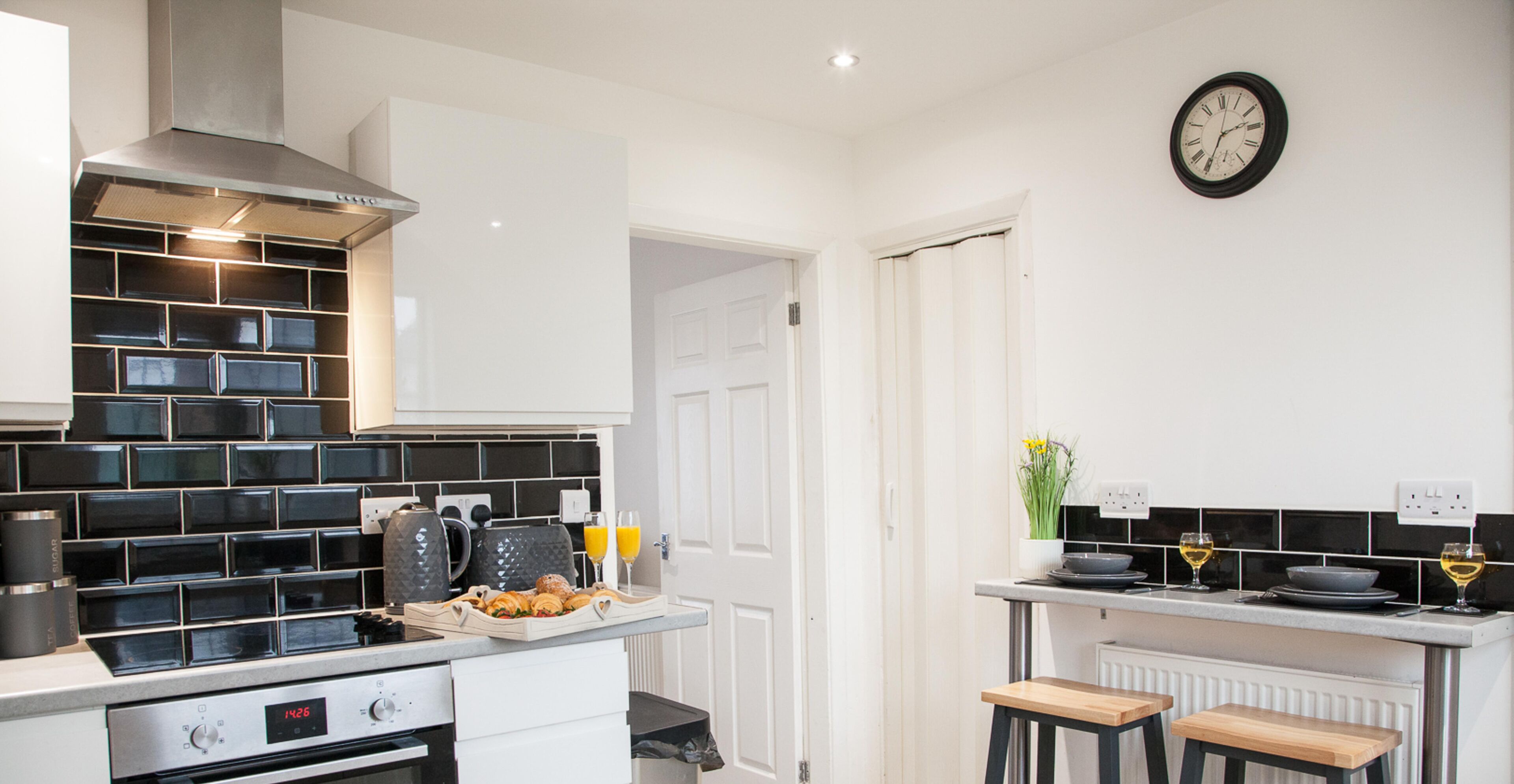 Réfrigérateur, four à micro-ondes, un four, surface de cuisson