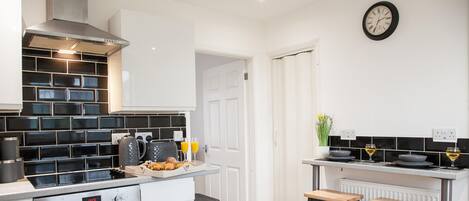 Réfrigérateur, four à micro-ondes, un four, surface de cuisson