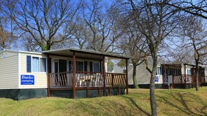 A Banko camping site with a covered porch and a fenced deck area. - Beautiful private villa for 6 guests with pool, A/C, WIFI, TV and terrace (Umag)