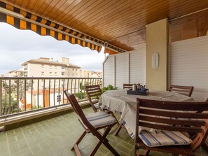 Outdoor dining - Nice apartment for 4 guests with WIFI, A/C, TV and patio (Calafell)