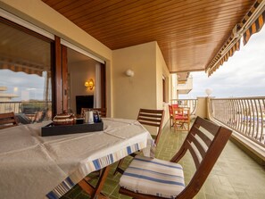 Outdoor dining - Nice apartment for 4 guests with WIFI, A/C, TV and patio (Calafell)