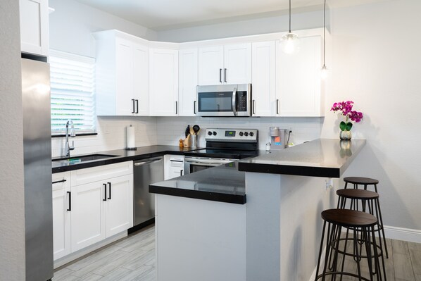 Microondas, horno, parrilla de estufa y lavavajillas 