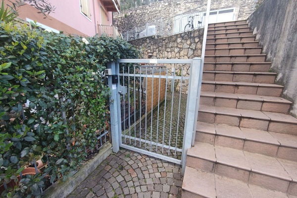 Gebäude, Pflanze, Fenster, Strassenbelag, Treppe, Mauerwerk, Grundeigentum, Verbundwerkstoff, Backstein, Holz