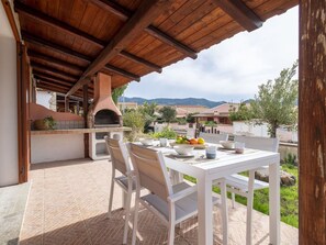 Outdoor dining - Beautiful  villa for 4 people with WIFI, A/C, pool, TV and terrace (Viddalba)