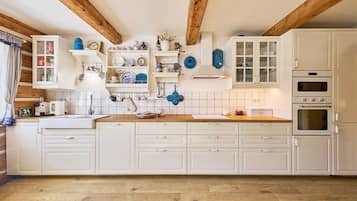 Mikrowelle, Ofen, Geschirrspüler, Toaster