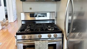 Fridge, oven, stovetop, coffee/tea maker