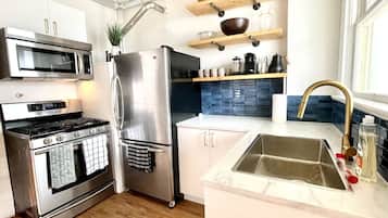 Fridge, oven, stovetop, coffee/tea maker
